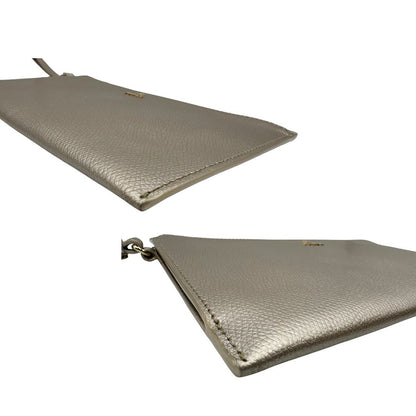 Pochette Furla in pelle martellata champagne con parti metalliche dorate. Rifinita con logo lettering sul front. Completa di polsino e dustbag.