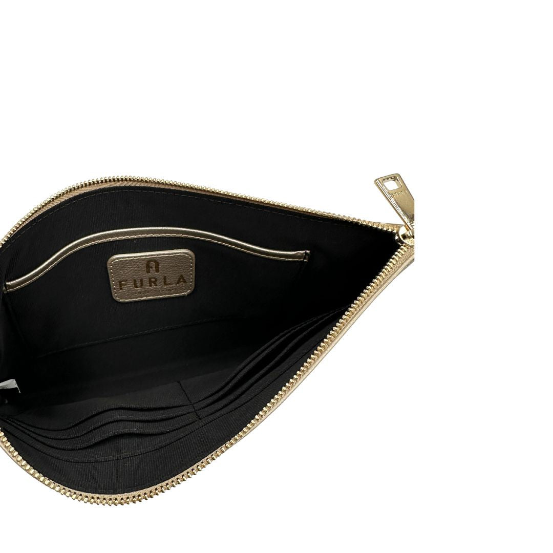 Pochette Furla in pelle martellata champagne con parti metalliche dorate. Rifinita con logo lettering sul front. Completa di polsino e dustbag.