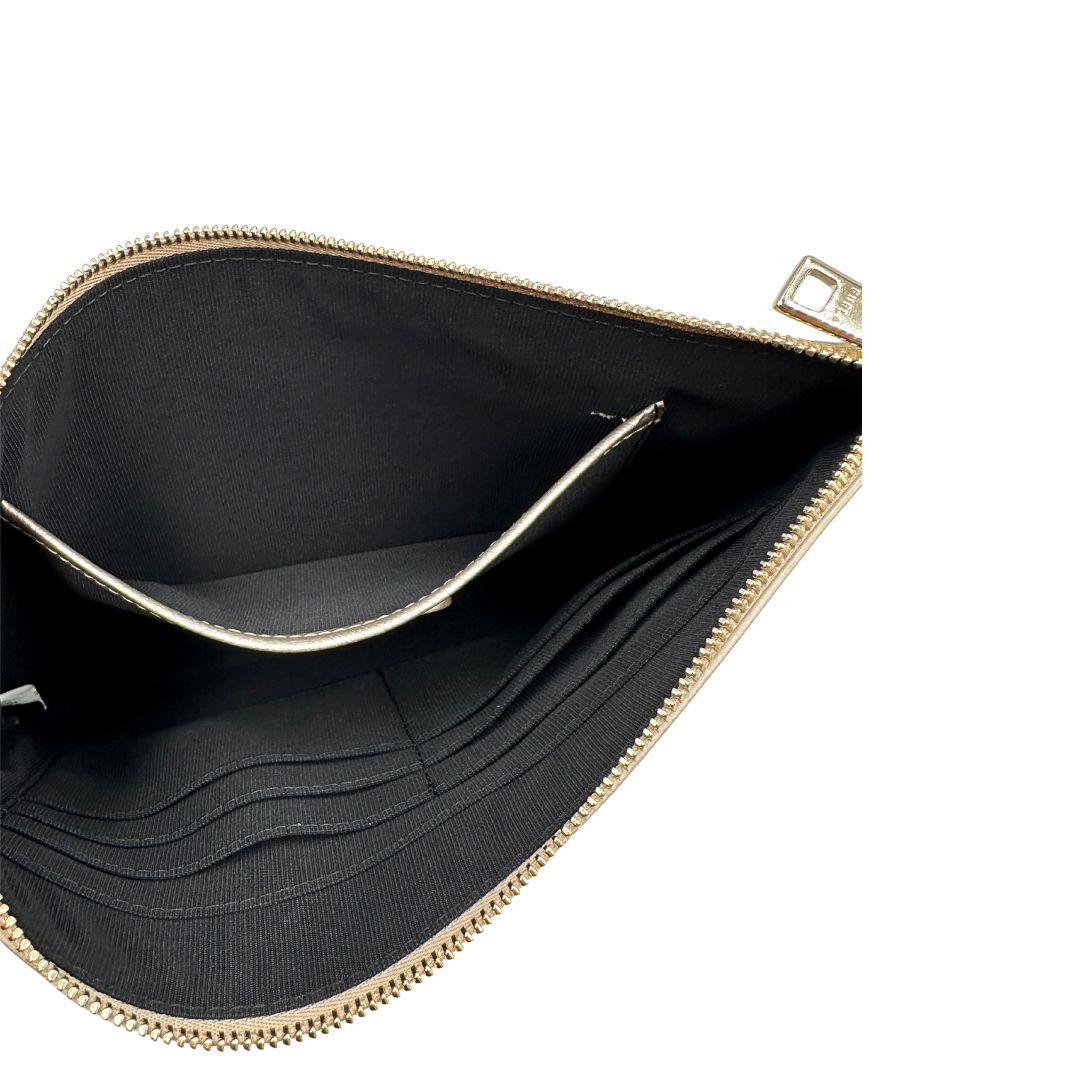 Pochette Furla in pelle martellata champagne con parti metalliche dorate. Rifinita con logo lettering sul front. Completa di polsino e dustbag.