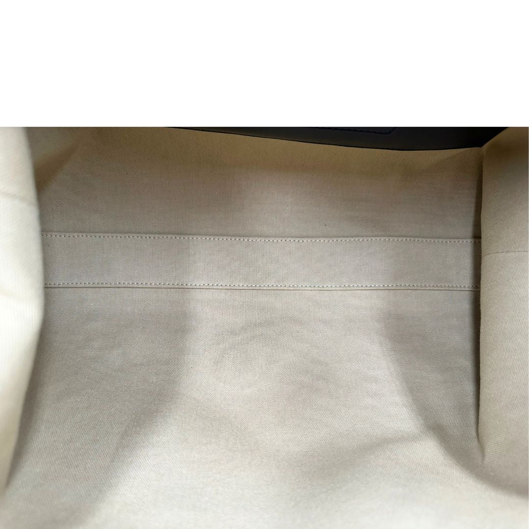 Interno di una Borsa Givenchy Antigona in pelle blu notte munita di doppi manici stondati, Parti metalliche dorate e una tracolla amovibile. Completa di dustbag. Originale, usata, di lusso, in ottime condizioni.