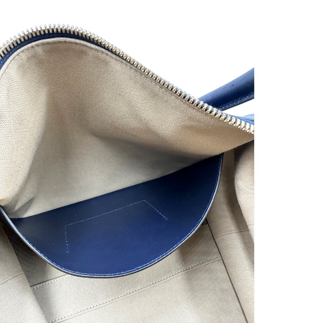 Interno di una Borsa Givenchy Antigona in pelle blu notte munita di doppi manici stondati, Parti metalliche dorate e una tracolla amovibile. Completa di dustbag. Originale, usata, di lusso, in ottime condizioni.