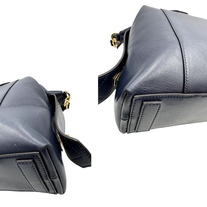 Angoli di una Borsa Givenchy Antigona in pelle blu notte munita di doppi manici stondati, Parti metalliche dorate e una tracolla amovibile. Completa di dustbag. Originale, usata, di lusso, in ottime condizioni.