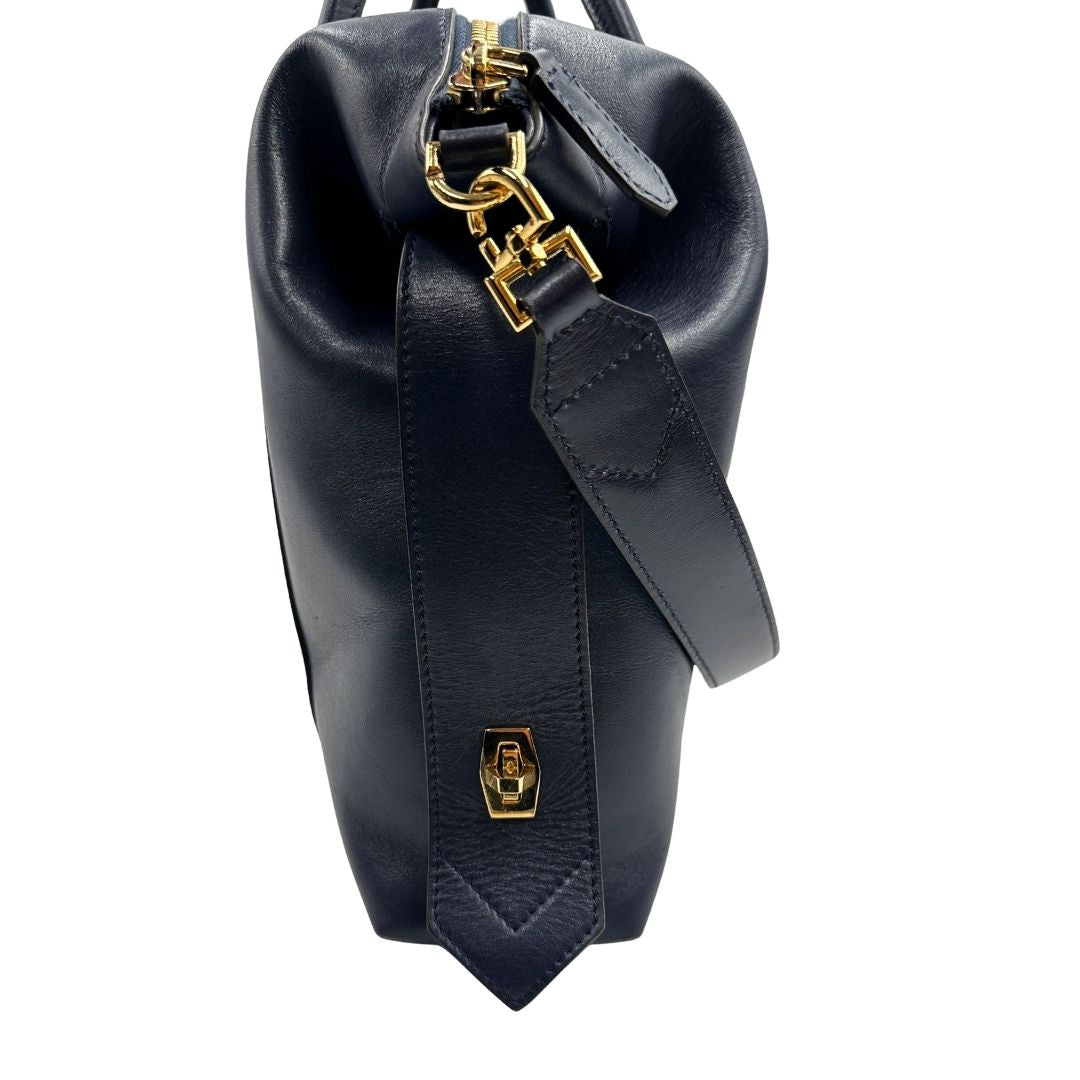 Borsa Givenchy Antigona in pelle blu notte munita di doppi manici stondati, Parti metalliche dorate e una tracolla amovibile. Completa di dustbag. Originale, usata, di lusso, in ottime condizioni.