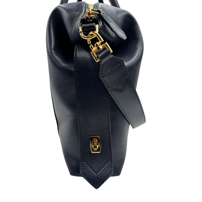 Borsa Givenchy Antigona in pelle blu notte munita di doppi manici stondati, Parti metalliche dorate e una tracolla amovibile. Completa di dustbag. Originale, usata, di lusso, in ottime condizioni.