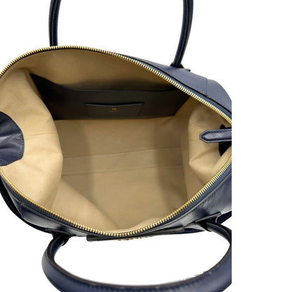 Interno di una Borsa Givenchy Antigona in pelle blu notte munita di doppi manici stondati, Parti metalliche dorate e una tracolla amovibile. Completa di dustbag. Originale, usata, di lusso, in ottime condizioni.