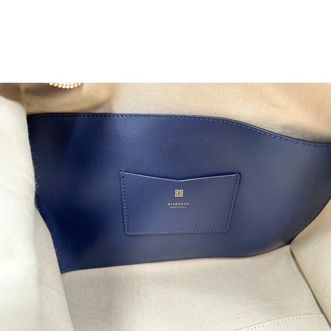 Interno di una Borsa Givenchy Antigona in pelle blu notte munita di doppi manici stondati, Parti metalliche dorate e una tracolla amovibile. Completa di dustbag. Originale, usata, di lusso, in ottime condizioni.