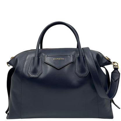 Front di una Borsa Givenchy Antigona in pelle blu notte munita di doppi manici stondati, Parti metalliche dorate e una tracolla amovibile. Completa di dustbag. Originale, usata, di lusso, in ottime condizioni.