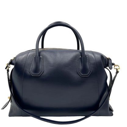 Retro di una Borsa Givenchy Antigona in pelle blu notte munita di doppi manici stondati, Parti metalliche dorate e una tracolla amovibile. Completa di dustbag. Originale, usata, di lusso, in ottime condizioni.