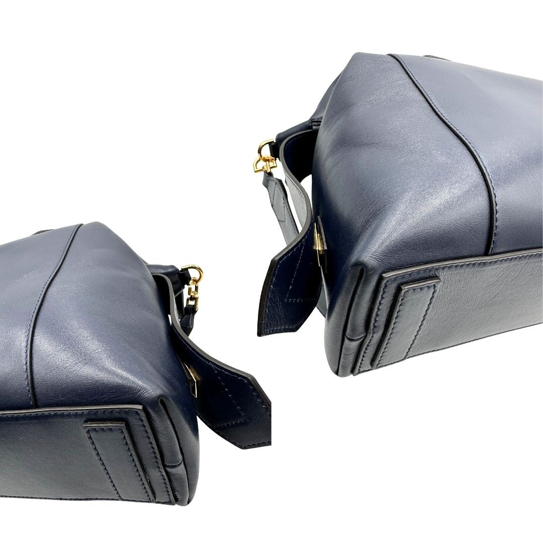Angoli di una Borsa Givenchy Antigona in pelle blu notte munita di doppi manici stondati, Parti metalliche dorate e una tracolla amovibile. Completa di dustbag. Originale, usata, di lusso, in ottime condizioni.