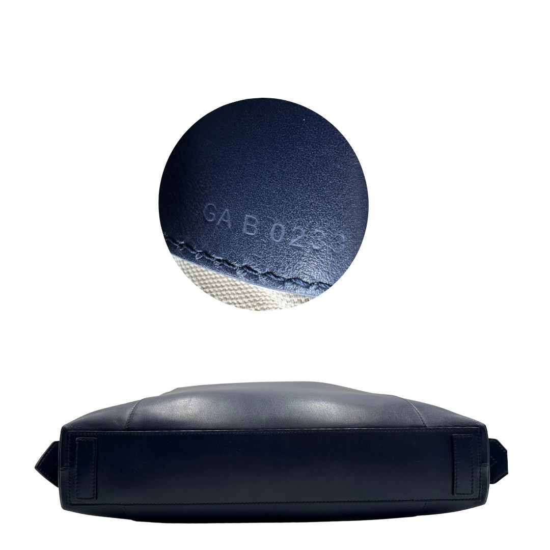 Base di una Borsa Givenchy Antigona in pelle blu notte munita di doppi manici stondati, Parti metalliche dorate e una tracolla amovibile. Completa di dustbag. Originale, usata, di lusso, in ottime condizioni.