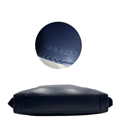 Base di una Borsa Givenchy Antigona in pelle blu notte munita di doppi manici stondati, Parti metalliche dorate e una tracolla amovibile. Completa di dustbag. Originale, usata, di lusso, in ottime condizioni.