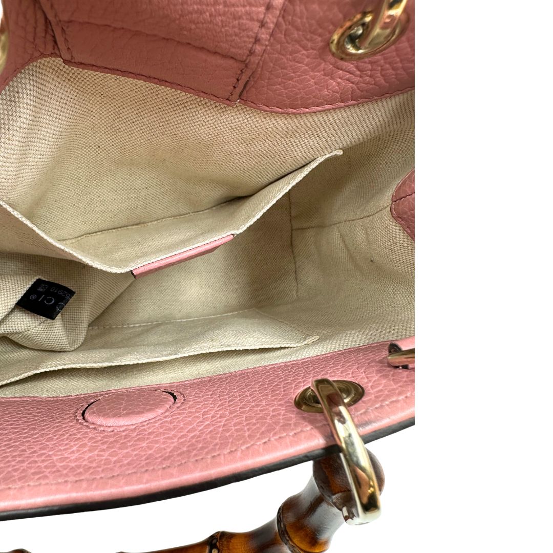 Interno tasca, Borsa Gucci in pelle martellata bicolor con lati a contrasto arancioni e corpo principale rosa e hardware dorato.