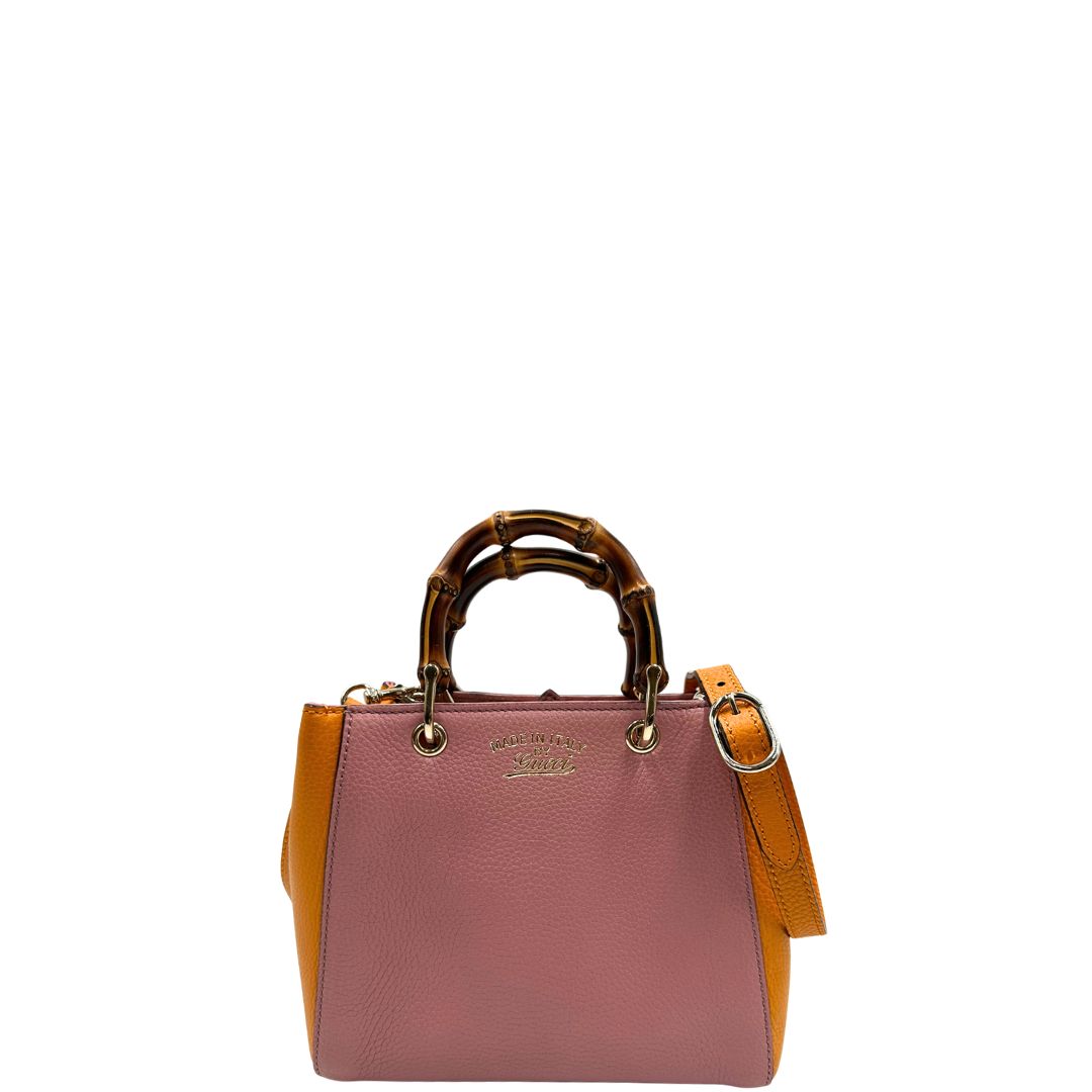 Front, Borsa Gucci in pelle martellata bicolor con lati a contrasto arancioni e corpo principale rosa e hardware dorato.