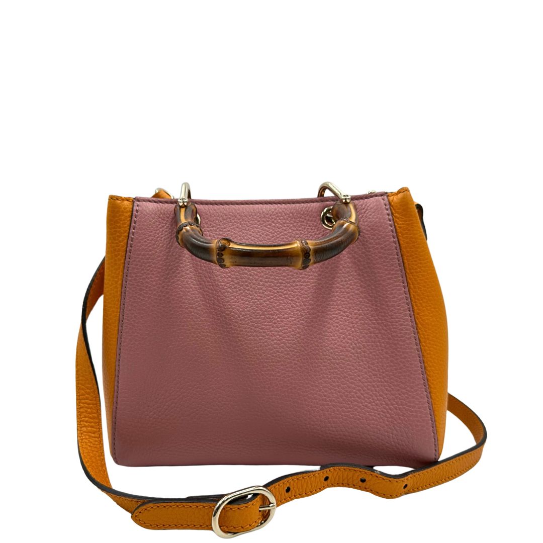 Retro, Borsa Gucci in pelle martellata bicolor con lati a contrasto arancioni e corpo principale rosa e hardware dorato.