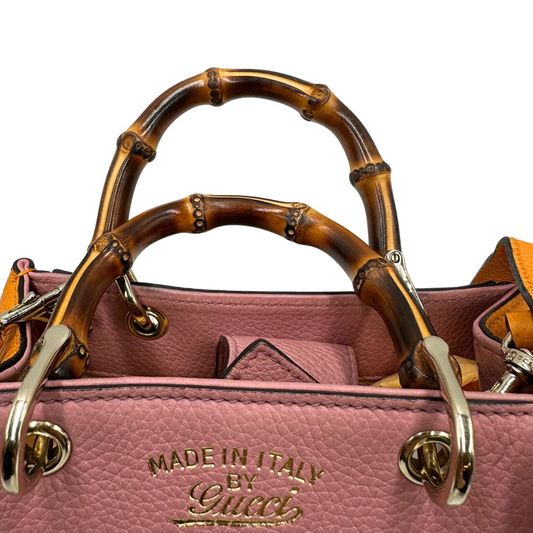 Manici, Borsa Gucci in pelle martellata bicolor con lati a contrasto arancioni e corpo principale rosa e hardware dorato.