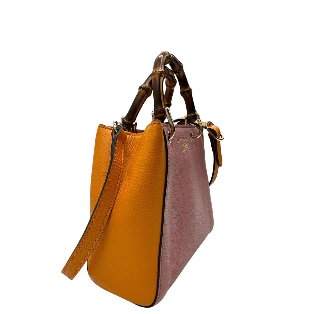 Lato destro, Borsa Gucci in pelle martellata bicolor con lati a contrasto arancioni e corpo principale rosa e hardware dorato.