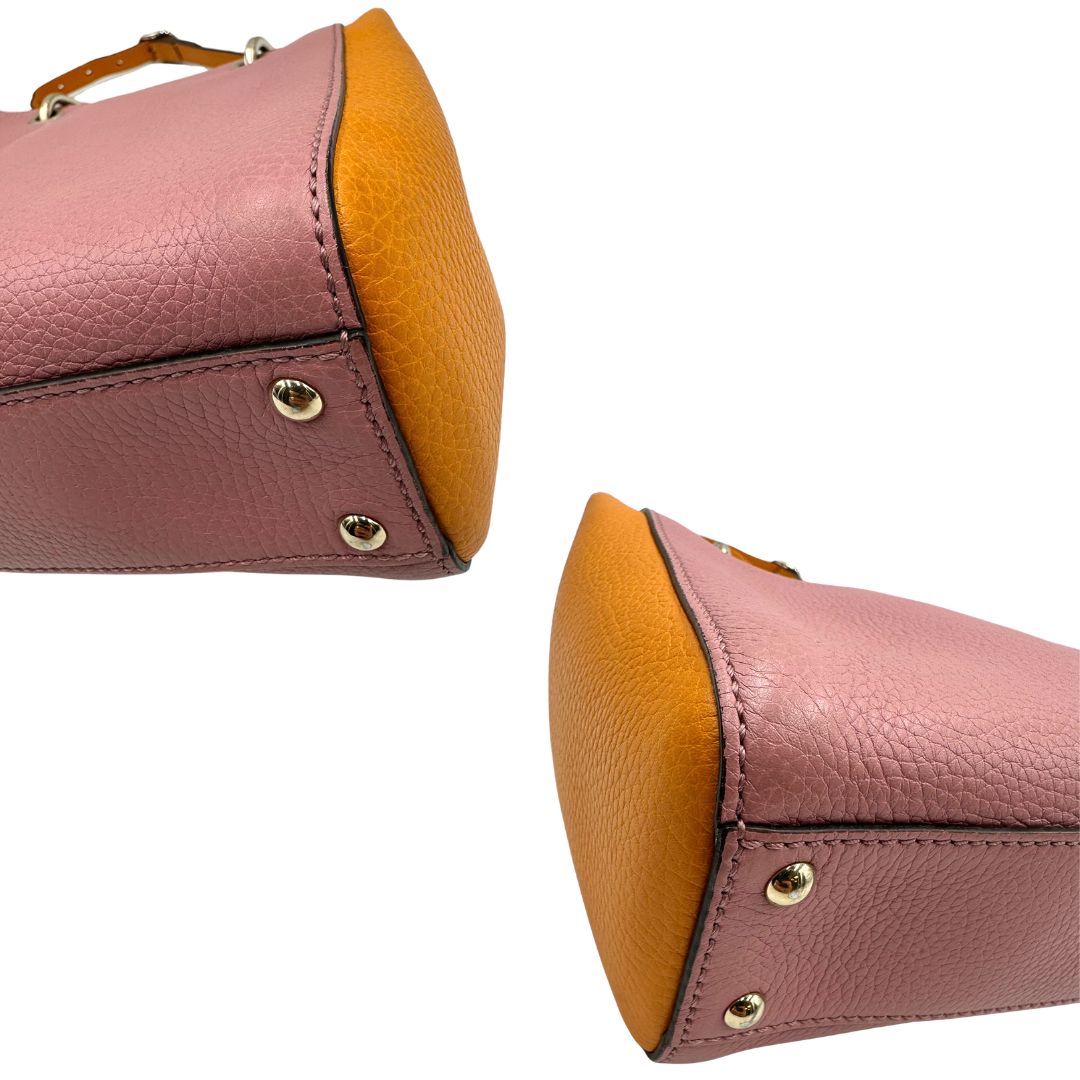 Angoli, Borsa Gucci in pelle martellata bicolor con lati a contrasto arancioni e corpo principale rosa e hardware dorato.