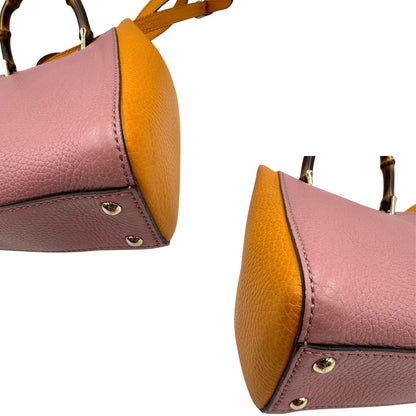 Angoli, Borsa Gucci in pelle martellata bicolor con lati a contrasto arancioni e corpo principale rosa e hardware dorato.