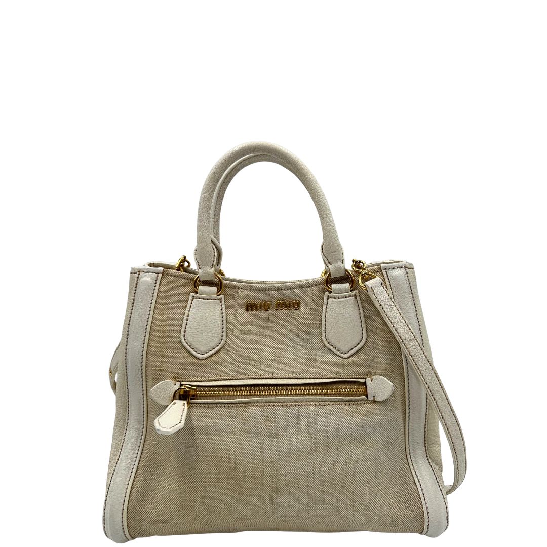 Front di una borsa Miu Miu in misto lino avorio con finiture in pelle color bianco latte e parti metalliche dorate; munita di doppi manici stondati ed una tracolla amovibile e regolabile. Completa di card d'autenticità. Indossabile a mano e a tracolla.
