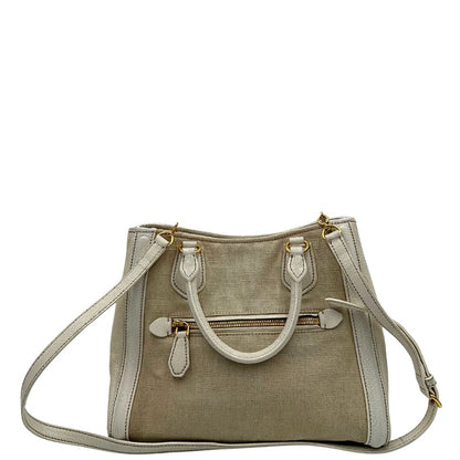 Retro di una borsa Miu Miu in misto lino avorio con finiture in pelle color bianco latte e parti metalliche dorate; munita di doppi manici stondati ed una tracolla amovibile e regolabile. Completa di card d'autenticità. Indossabile a mano e a tracolla.