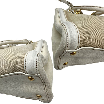 Angoli di una borsa Miu Miu in misto lino avorio con finiture in pelle color bianco latte e parti metalliche dorate; munita di doppi manici stondati ed una tracolla amovibile e regolabile. Completa di card d'autenticità. Indossabile a mano e a tracolla.