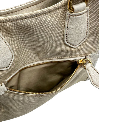 Taschino di una borsa Miu Miu in misto lino avorio con finiture in pelle color bianco latte e parti metalliche dorate; munita di doppi manici stondati ed una tracolla amovibile e regolabile. Completa di card d'autenticità. Indossabile a mano e a tracolla.