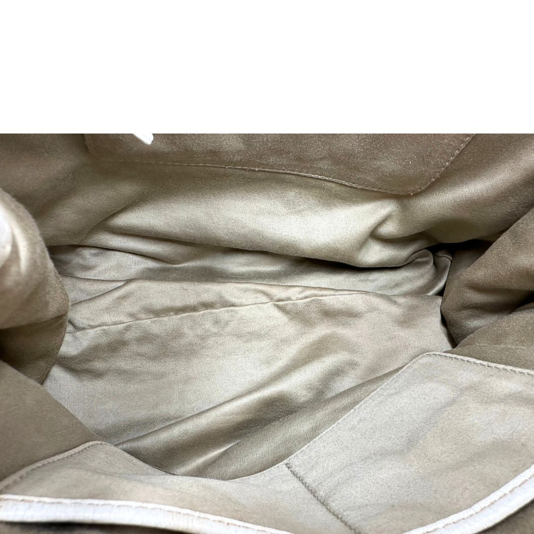 Interno di una borsa Miu Miu in misto lino avorio con finiture in pelle color bianco latte e parti metalliche dorate; munita di doppi manici stondati ed una tracolla amovibile e regolabile. Completa di card d'autenticità. Indossabile a mano e a tracolla.