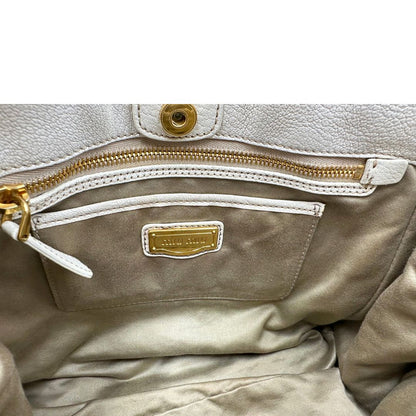 Interno di una borsa Miu Miu in misto lino avorio con finiture in pelle color bianco latte e parti metalliche dorate; munita di doppi manici stondati ed una tracolla amovibile e regolabile. Completa di card d'autenticità. Indossabile a mano e a tracolla.