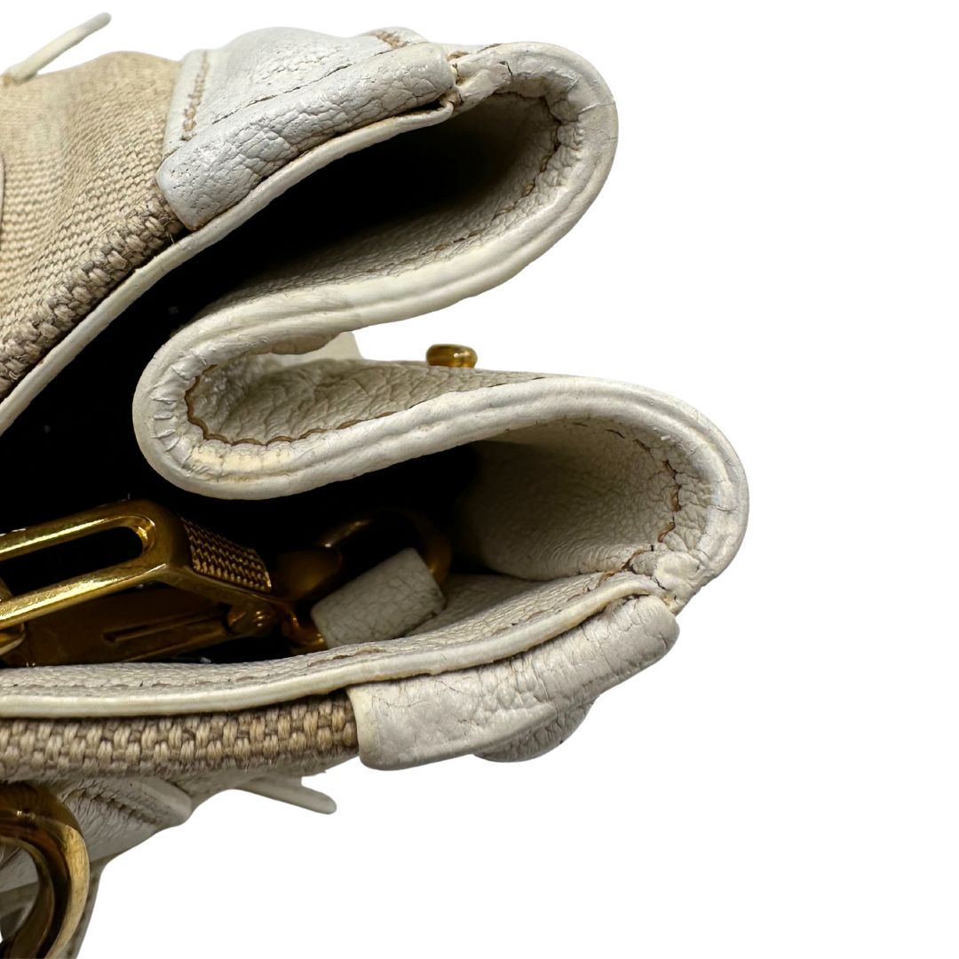 Difetti di una borsa Miu Miu in misto lino avorio con finiture in pelle color bianco latte e parti metalliche dorate; munita di doppi manici stondati ed una tracolla amovibile e regolabile. Completa di card d'autenticità. Indossabile a mano e a tracolla.