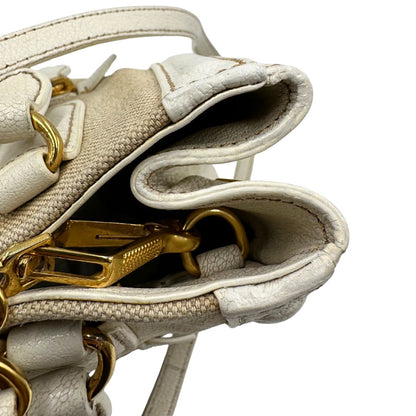 Difetto di una borsa Miu Miu in misto lino avorio con finiture in pelle color bianco latte e parti metalliche dorate; munita di doppi manici stondati ed una tracolla amovibile e regolabile. Completa di card d'autenticità. Indossabile a mano e a tracolla.