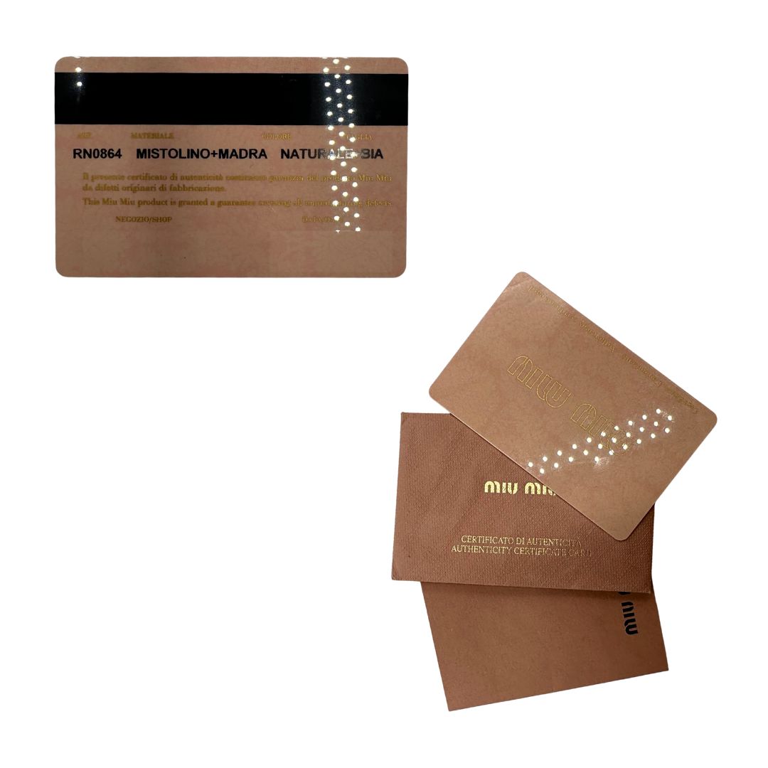 Card d'autenticità di una borsa Miu Miu in misto lino avorio con finiture in pelle color bianco latte e parti metalliche dorate; munita di doppi manici stondati ed una tracolla amovibile e regolabile. Indossabile a mano e a tracolla.