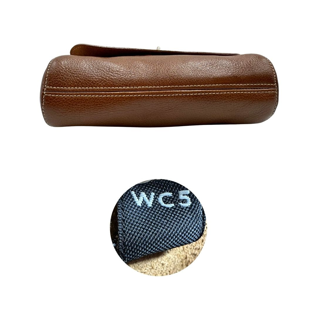 Base e codice di una borsa Mulberry in pelle martellata nocciola, con parti metalliche dorate, munita di una tracolla in pelle e catena scorrevole. Indossabile a spalla o a tracolla.