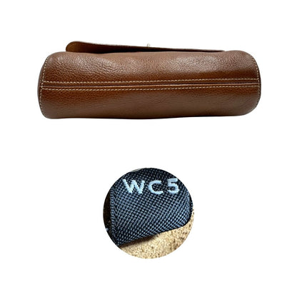 Base e codice di una borsa Mulberry in pelle martellata nocciola, con parti metalliche dorate, munita di una tracolla in pelle e catena scorrevole. Indossabile a spalla o a tracolla.