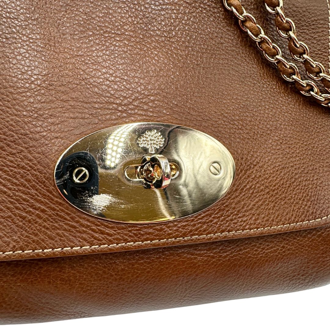 Chiusura di una borsa Mulberry in pelle martellata nocciola, con parti metalliche dorate, munita di una tracolla in pelle e catena scorrevole. Indossabile a spalla o a tracolla.