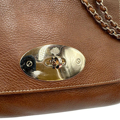 Chiusura di una borsa Mulberry in pelle martellata nocciola, con parti metalliche dorate, munita di una tracolla in pelle e catena scorrevole. Indossabile a spalla o a tracolla.