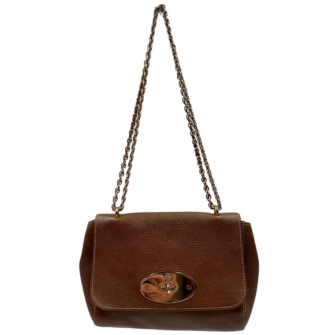 Front di una borsa Mulberry in pelle martellata nocciola, con parti metalliche dorate, munita di una tracolla in pelle e catena scorrevole. Indossabile a spalla o a tracolla.