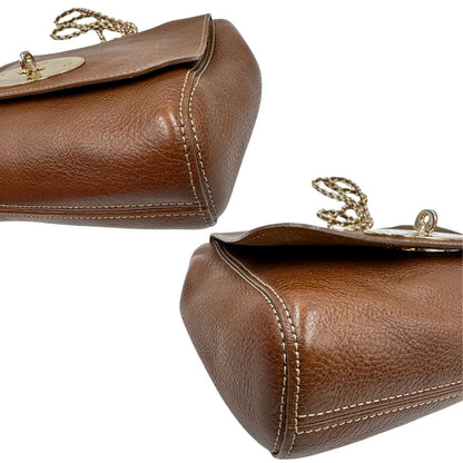 Angoli di una borsa Mulberry in pelle martellata nocciola, con parti metalliche dorate, munita di una tracolla in pelle e catena scorrevole. Indossabile a spalla o a tracolla.