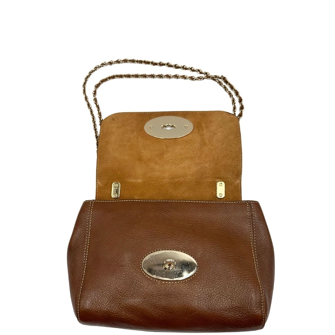 Apertura di una borsa Mulberry in pelle martellata nocciola, con parti metalliche dorate, munita di una tracolla in pelle e catena scorrevole. Indossabile a spalla o a tracolla.