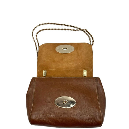 Apertura di una borsa Mulberry in pelle martellata nocciola, con parti metalliche dorate, munita di una tracolla in pelle e catena scorrevole. Indossabile a spalla o a tracolla.