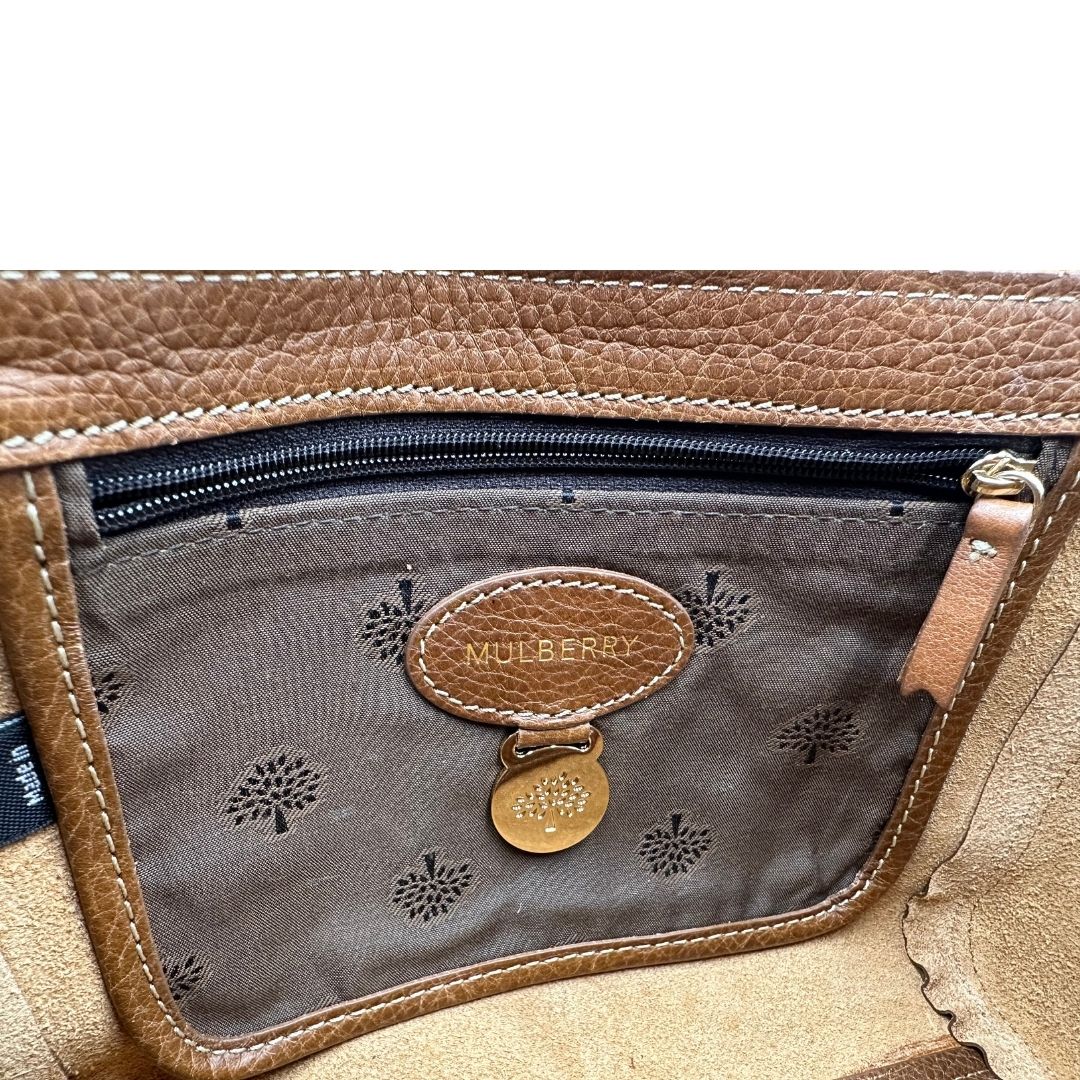 Interno di una borsa Mulberry in pelle martellata nocciola, con parti metalliche dorate, munita di una tracolla in pelle e catena scorrevole. Indossabile a spalla o a tracolla.