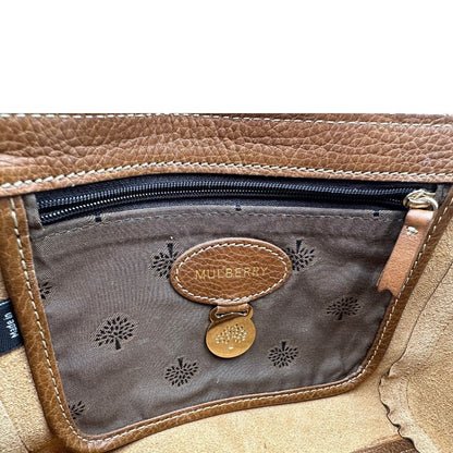 Interno di una borsa Mulberry in pelle martellata nocciola, con parti metalliche dorate, munita di una tracolla in pelle e catena scorrevole. Indossabile a spalla o a tracolla.