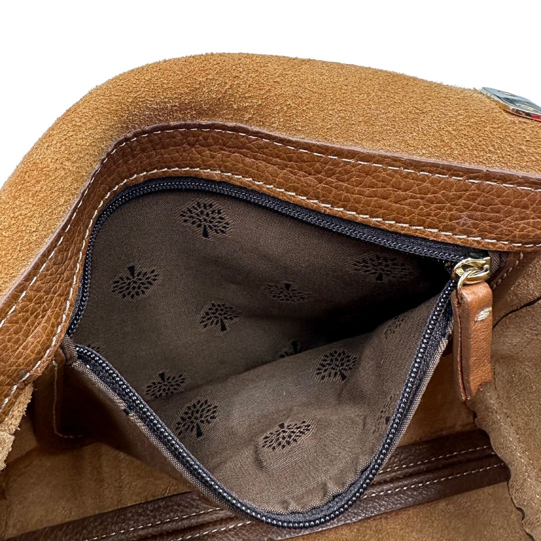 Interno di una borsa Mulberry in pelle martellata nocciola, con parti metalliche dorate, munita di una tracolla in pelle e catena scorrevole. Indossabile a spalla o a tracolla.