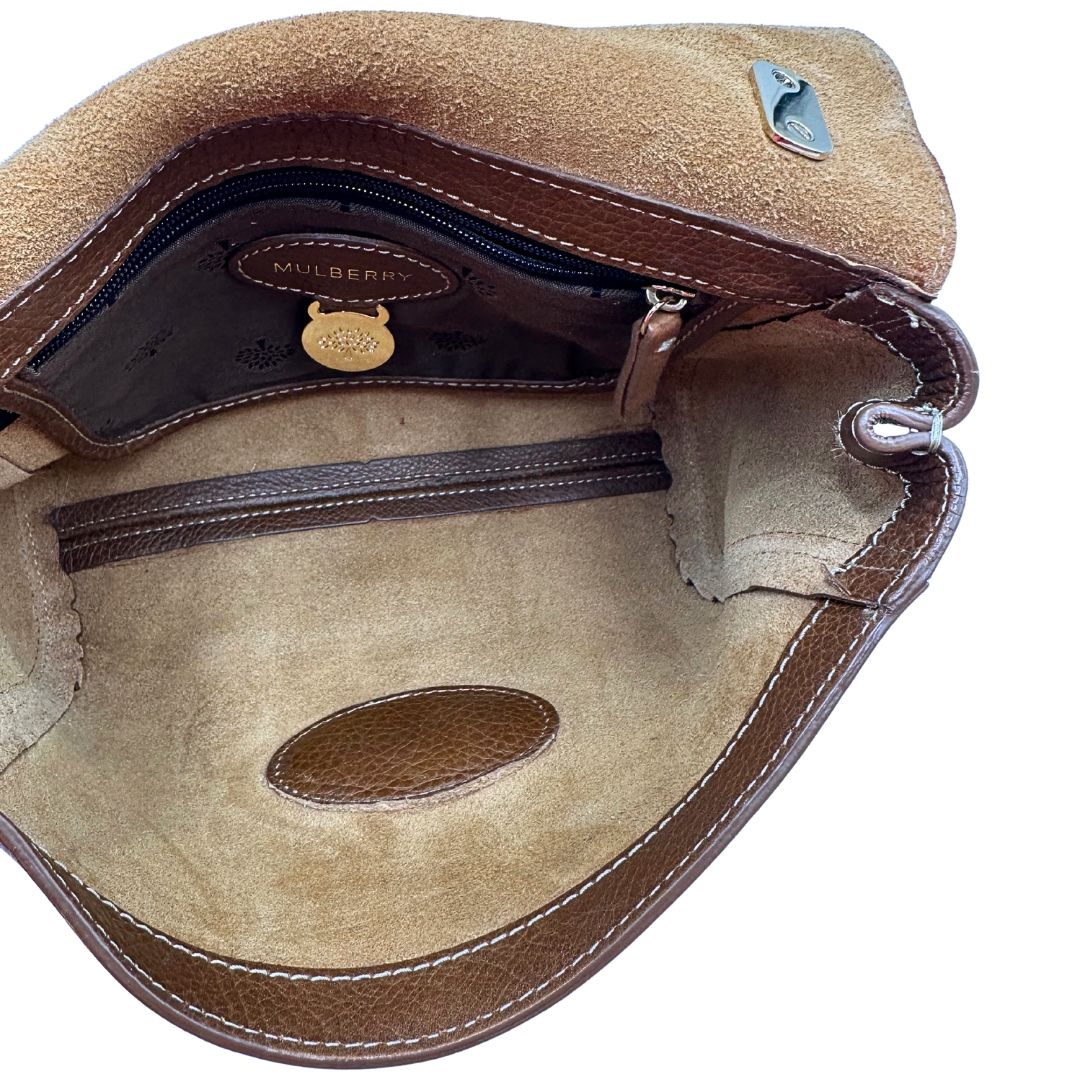 Interno di una borsa Mulberry in pelle martellata nocciola, con parti metalliche dorate, munita di una tracolla in pelle e catena scorrevole. Indossabile a spalla o a tracolla.