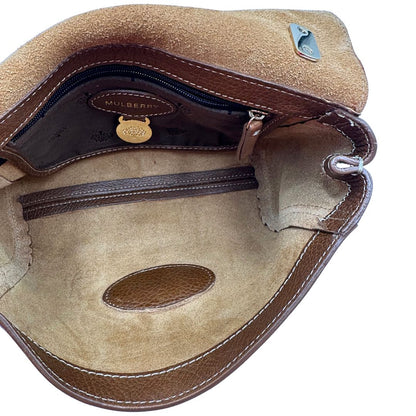 Interno di una borsa Mulberry in pelle martellata nocciola, con parti metalliche dorate, munita di una tracolla in pelle e catena scorrevole. Indossabile a spalla o a tracolla.