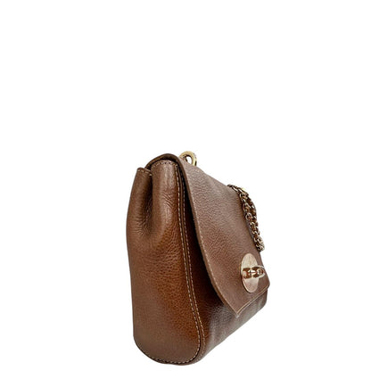 Laterale sinistro di una borsa Mulberry in pelle martellata nocciola, con parti metalliche dorate, munita di una tracolla in pelle e catena scorrevole. Indossabile a spalla o a tracolla.