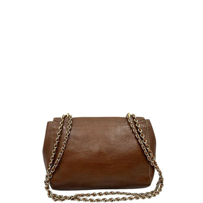 Retro di una borsa Mulberry in pelle martellata nocciola, con parti metalliche dorate, munita di una tracolla in pelle e catena scorrevole. Indossabile a spalla o a tracolla.