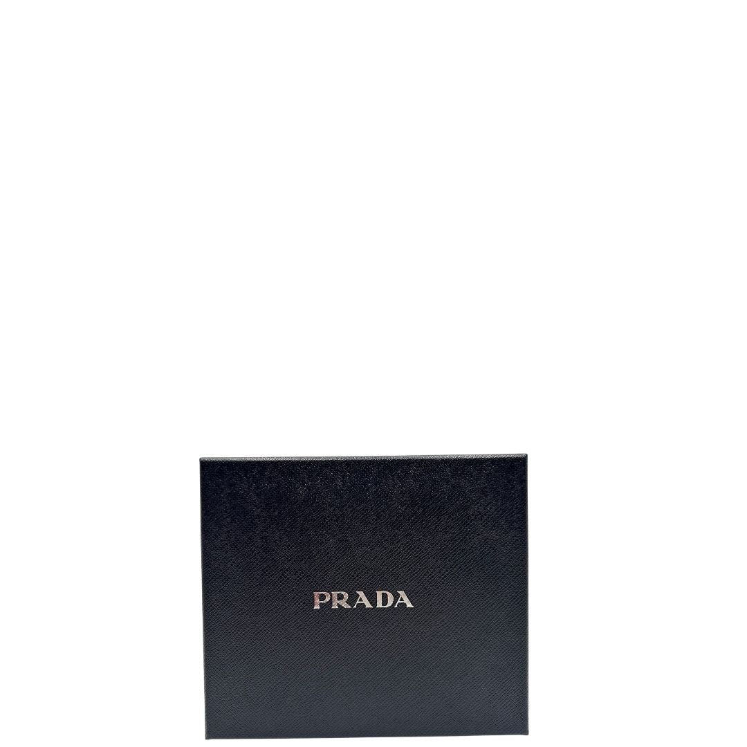 Scatola di un wallet Prada in pelle goffrata rossa, impreziosito da logo lettering sul front e specchietto interno; munito di una tracolla in catena amovibile e non regolabile. 