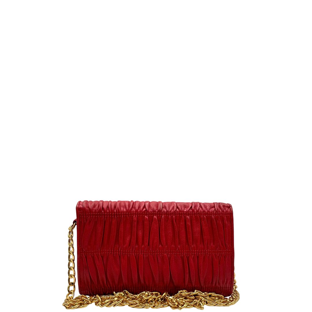 Retro di un wallet Prada in pelle goffrata rossa, impreziosito da logo lettering sul front e specchietto interno; munito di una tracolla in catena amovibile e non regolabile. Completo di scatola.