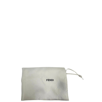 Dustbag di una borsa Fendi realizzata in velluto nero, con manico leggermente regolabile e con parti metalliche oro e argento. Iconico logo con doppie F come chiusura. Indossabile a spalla.