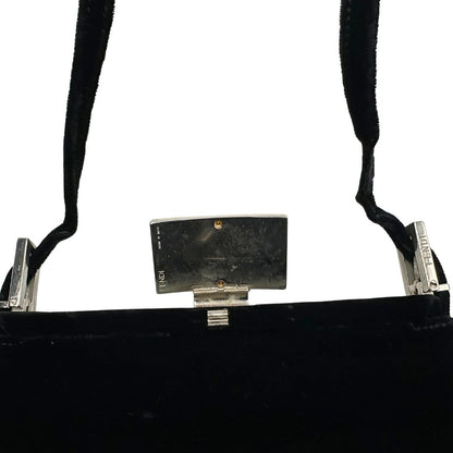 Chiusura di una borsa Fendi realizzata in velluto nero, con manico leggermente regolabile e con parti metalliche oro e argento. Iconico logo con doppie F come chiusura. Indossabile a spalla. Munita di dustbag.